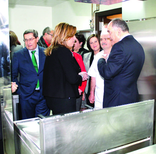 Díaz visitó la cocina del centro donde se preparán los menús económicos que disfrutarán los mayores durante los 365 días del año. 